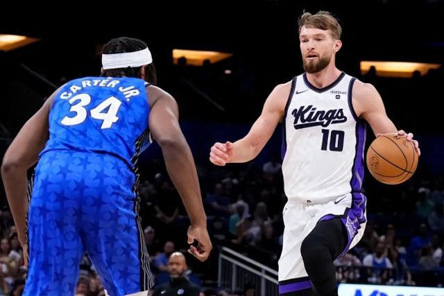 九游体育足球赛程-连续53场两双达成！小萨变新科两双王：国王抢第六